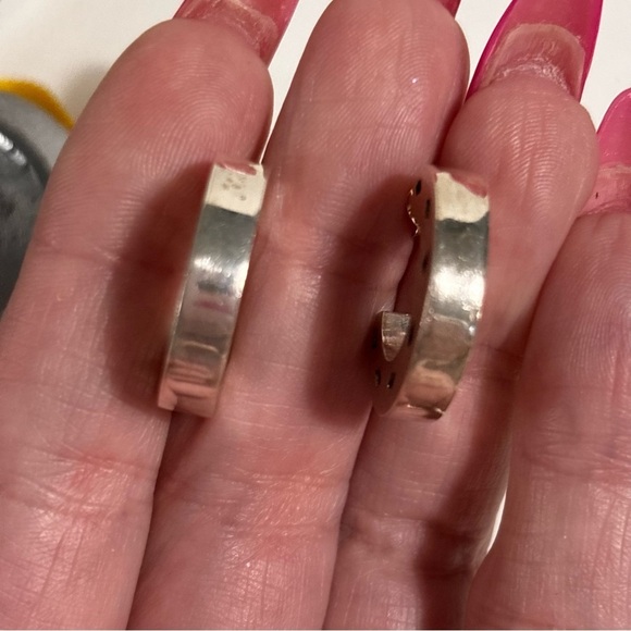 Sterling silver hoop pierces earring - Picture 3 of 4